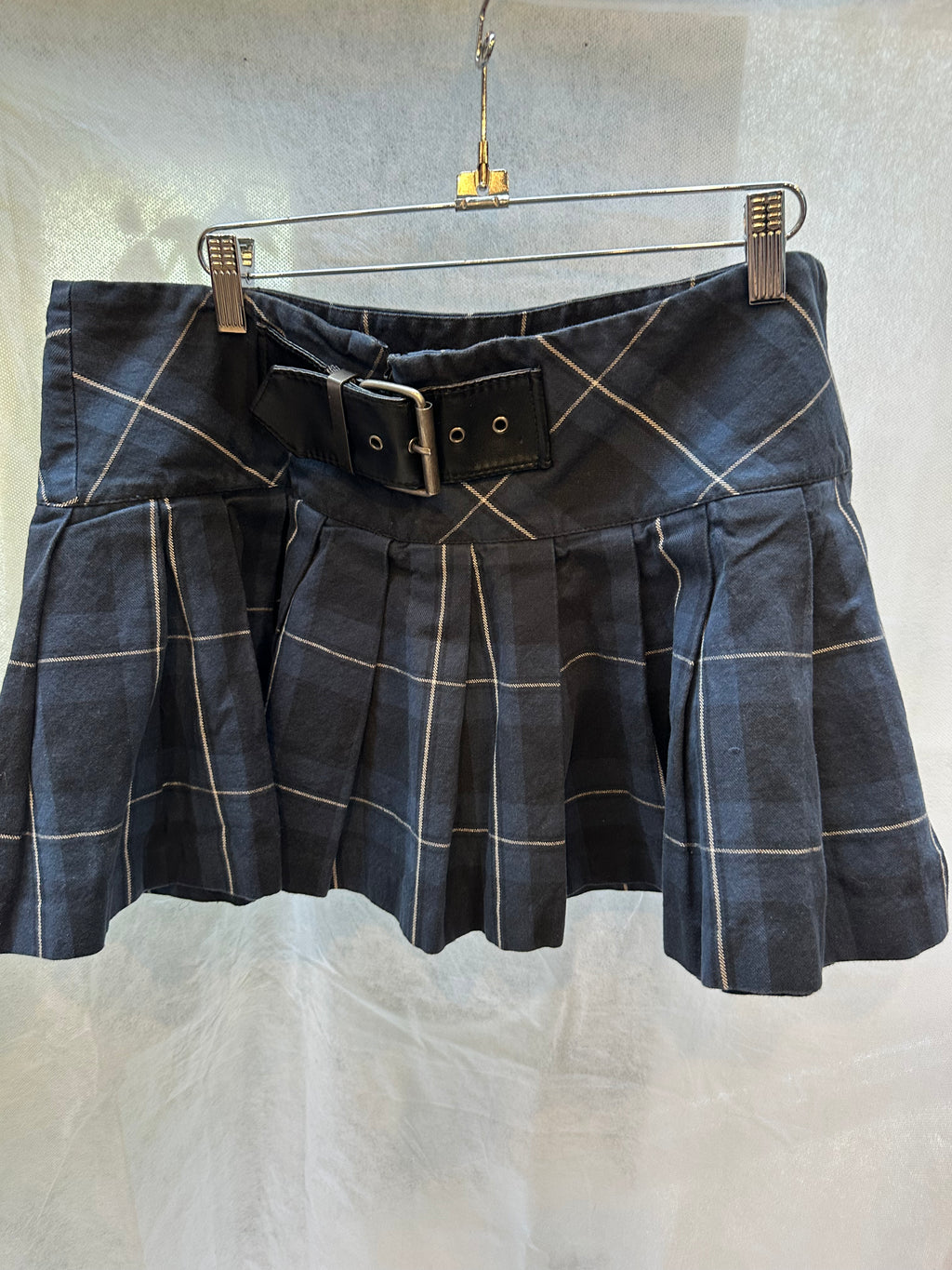 Pleated buckle skirt