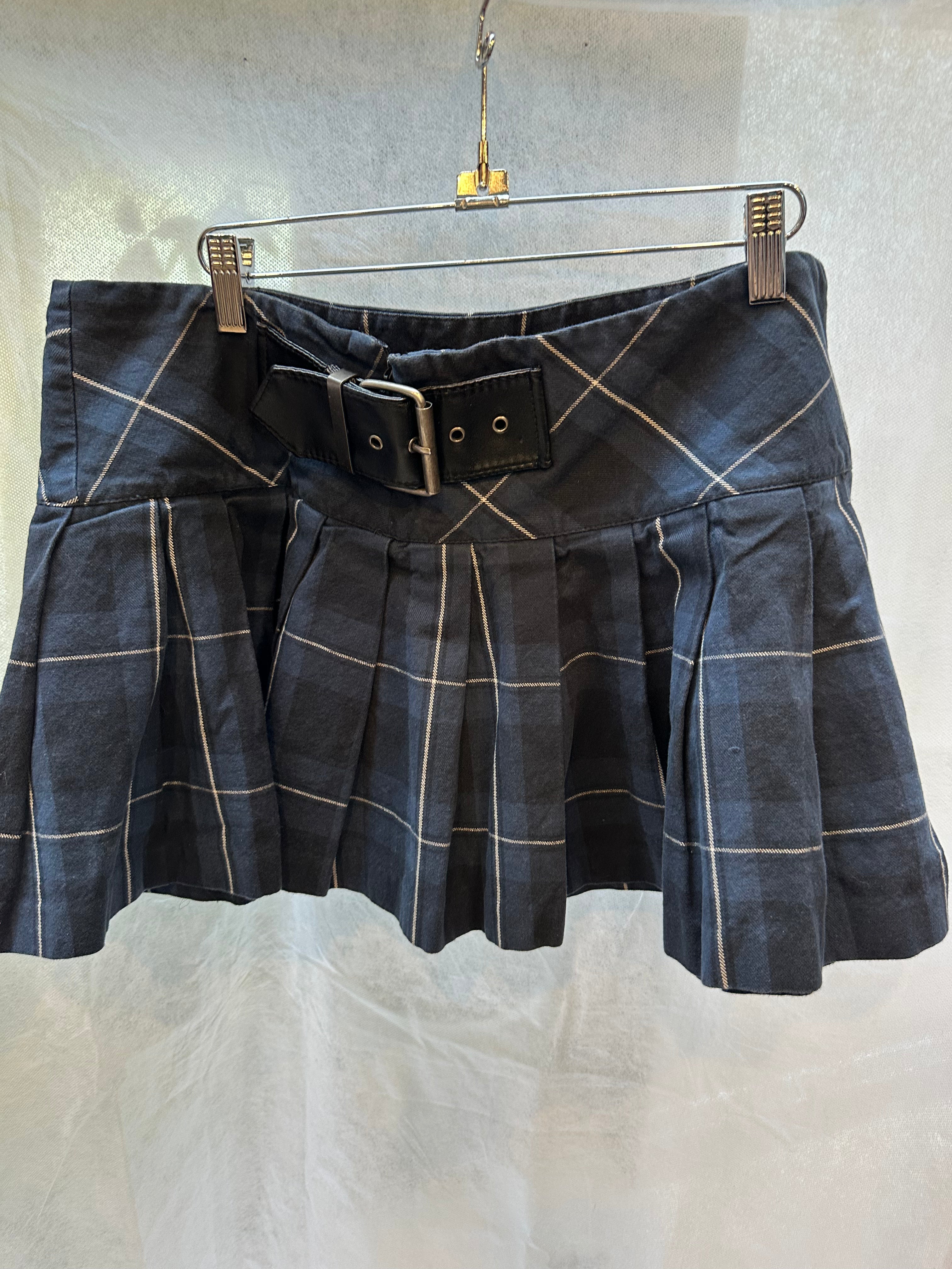 Pleated buckle skirt